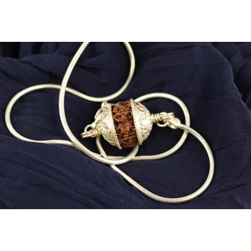 5 arcú rudraksha mag, ezüst foglalatban, ezüst láncon