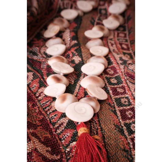 Gomti csakra mala, 54, 13 mm, piros bojttal